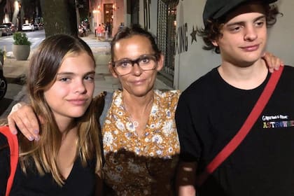 La artista con su mamá, la vestuarista Cecilia Allassia (quien actualmente trabaja con Joaquín Furriel y Soledad Villamil), y su hermano, Toto.
