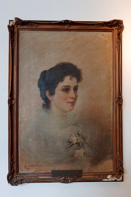 La artista contemporánea Fabiana Barreda rescató de la basura en los años 80 este retrato de María Amelia Sánchez de Loria según el pincel de Belín Sarmiento, reconocida como una de las primeras pintoras