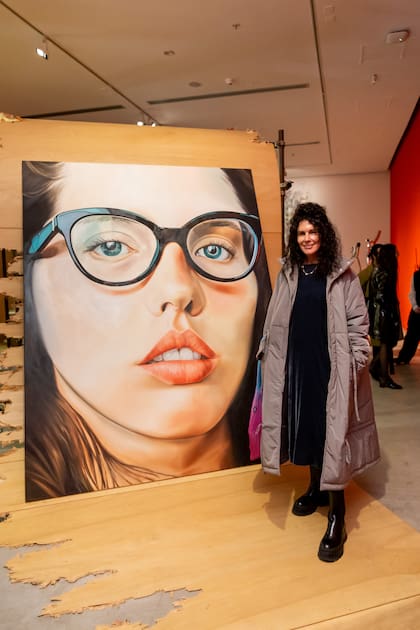 La artista Cynthia Cohen, frente a su obra