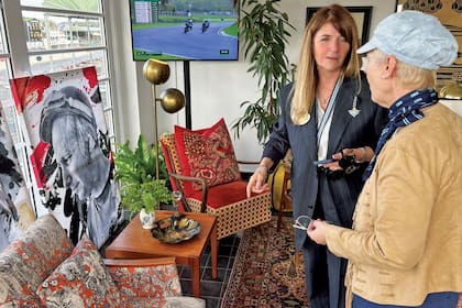 la artista digital y nieta del campeón,
Romina Fangio, donó una de sus obras a la fundación del festival. En la foto, con la presidenta de la institución, Sarah Jane Adams-Diffey