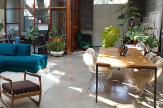 Dividir con arte y originalidad, la clave en el loft de 2 creativos en Martínez