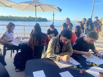 La artista Eugenia Suárez dio clases de dibujo en la Feria de Arte de Paraná, en la orilla del río