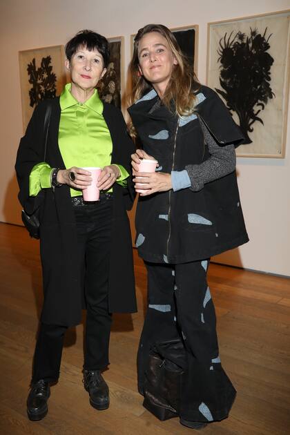 La artista Gabriela Gabelich y María Villanueva