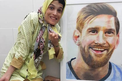 La artista iraní Fateme Hamami y otro de sus fantásticos dibujos de Lionel Messi