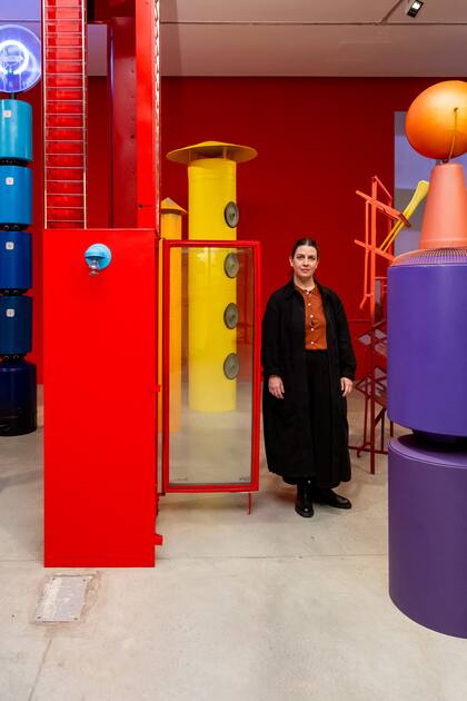 La artista Irina Kirchuk junto a su obra, "Las cúpulas"