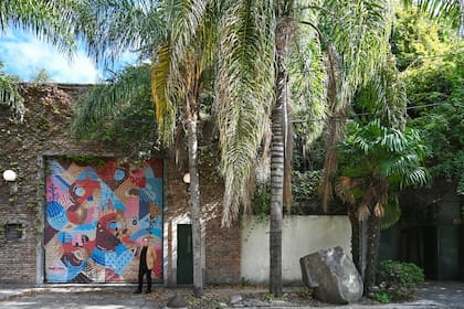 La artista Josefina Robirosa fue el nexo con este lugar, que había sido taller de Jorge Michel y de Pablo Larreta. Unos años más tarde, pudo comprar la propiedad contigua y ganar espacio verde.