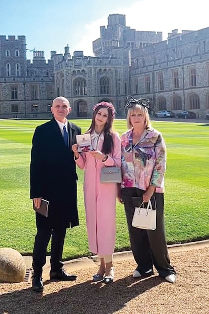 La artista junto a sus padres, Norberto y Elena, que viajaron a Inglaterra especialmente para acompañar a su hija en tan importante evento.