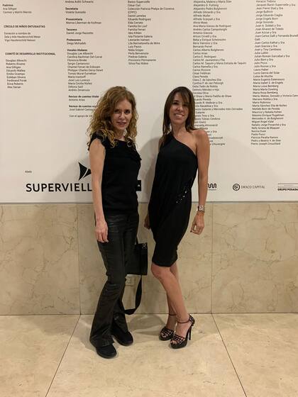 La artista Karina El Azem e Inés Etchebarne Mihanovich, presidenta de la Asociación Amigos del Moderno