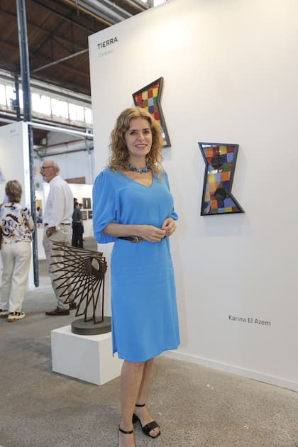 La artista Karina El Azem junto a su obra, en la Galería Tierra de Córdoba