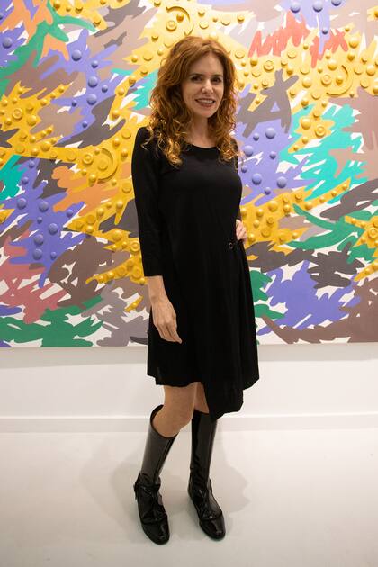 La artista Karina El Azem, presente en la MCMC Galería.