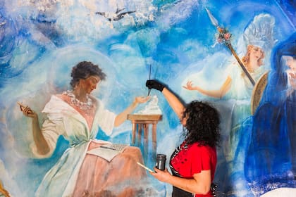 La artista Marcela Mammana llevó adelante la ambiciosa restauración de la capilla y sus frescos.
