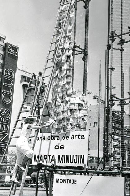 La artista, montando el Partenón de libros, uno de sus proyectos a gran escala, en Buenos Aires, en 1983.