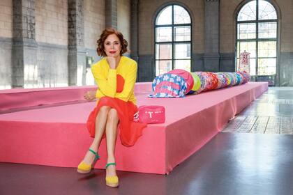 La artista multifacética, feliz en un rincón de la Usina del Arte, donde a partir
del miércoles 12 se presenta su
nueva muestra, “Ágatha Ruiz
de la Prada, 40 años de diseño y
creatividad”, bajo la dirección de
Javier Iturrioz y Josefina Laurent y el apoyo de su amiga y alma mater de la exposición, Carminne Dodero.