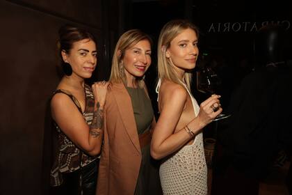 La artista Naná Gallardo, Flavia Fernández, del Martín Fierro de la Moda, y la modelo Angie Landaburu