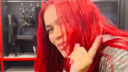 La artista perdió la pollera sobre el escenario