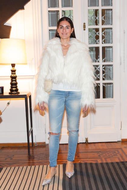 La artista plástica Sofía Pinto sumó brillos a su look.