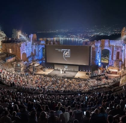 La artista rosarina sobre el escenario montado en un paisaje de película.