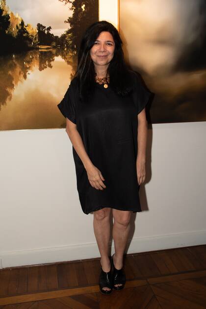 La artista Silvana Muscio frente a su obra.