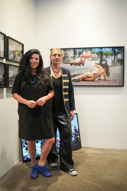 La artista Silvina Mussio junto a Paola Iorio, de Galería Ungallery