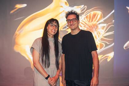 La artista Sofía Crespo con Gonzalo Solimano, director y fundador de ArtLab, en el primer evento del ciclo Intersecciones del Futuro. Gentileza: Gonzalo Solimano.