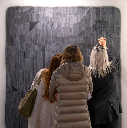 La artista Sonsoles Romero se propone transformar a Solotar en una jungla primitiva. Sonidos envolventes de ondas Delta y tambores tribales serán parte de una performance en la que pintará en vivo.