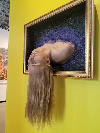 La artista Sude Nur Atmaca representa el dolor inenarrable de una mujer, con el cuerpo yacente fuera del cuadro