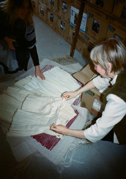 La artista textil Mae Colburn es nieta de Audrey Huset, que coleccionó las polleras
