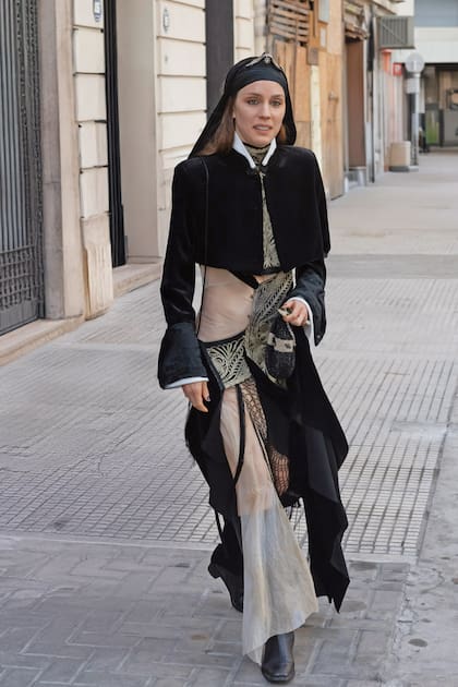 La artista textil y diseñadora de moda Guadalupe Vilar viajó desde Londres, donde está instalada, para estar en la boda de su íntima amiga.