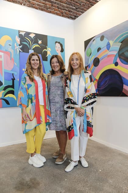 La artista Valeria Costantini, Juana Costantini y la artista Mercedes Lasarte
