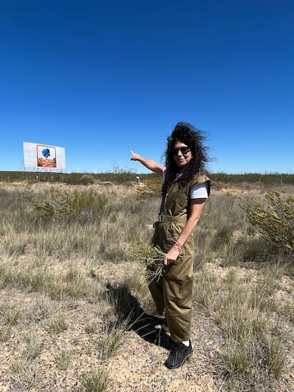 La artista y "Azurita" en la meseta patagónica
