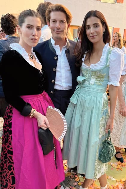 La artista y filántropa Tiger Lily Lewis con Edgardo Osorio (fundador de Aquazzura, la marca de zapatos de lujo que usan reinas y princesas), y Sassa de Osma.