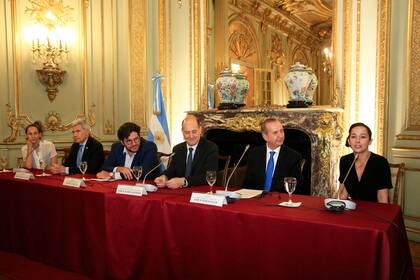 La artista y los funcionarios de cultura de la Nación, en la presentación del envío argentino a Venecia, en la Cancillería