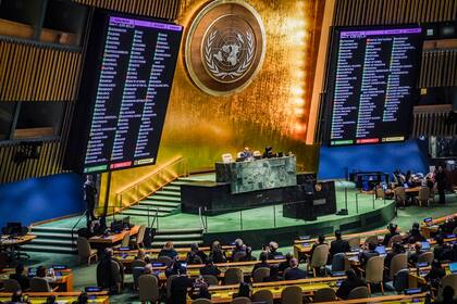 La Asamblea General de la ONU durante la votacin sobre una resolucin que peda a Israel respetar sus obligaciones legales y humanitarias en su guerra contra Hams, en la sede de la ONU en Nueva York, el 12 de diciembre de 2023. (Foto AP/Bebeto Matthews)
