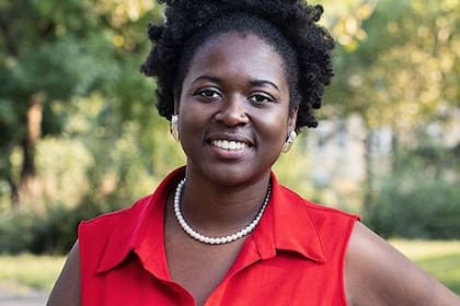 La asambleísta Phara Souffrant Forrest presentó dos proyectos de ley en Nueva York para establecer una semana laboral de 32 horas en agencias estatales y ofrecer incentivos fiscales a empresas privadas