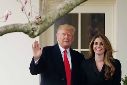 La asesora de Trump Hope Hicks junto al presidente en marzo pasado