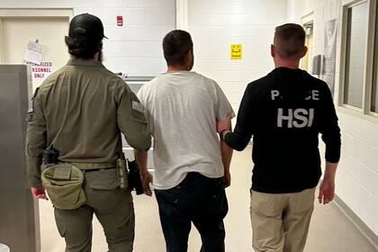 La asesoría de un abogado debe ser contratada por el inmigrante