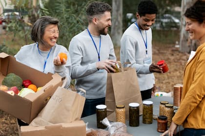 La asistencia alimentaria continuará esta semana en distintos barrios de Nueva York con entrega de productos frescos, comidas calientes y mercadería gratuita
