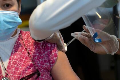 La asistente de enfermería Maria Theresa Gooch recibe una inyección de la vacuna de Pfizer-BioNTech contra el coronavirus en el Hebrew Home en el Bronx, 21 de diciembre de 2020