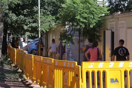 La Asociación de médicos municipales de la ciudad de Buenos Aires llamó a un paro, pero hoy a las 17 la UFU del Santojanni ya había hecho más de 300 hisopados y tenía una considerable cola en espera. 