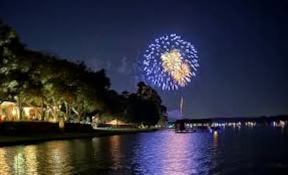 La Asociación del Lago Jacksonville organiza el espectáculo anual de fuegos artificiales del 4 de julio en el lago Jacksonville