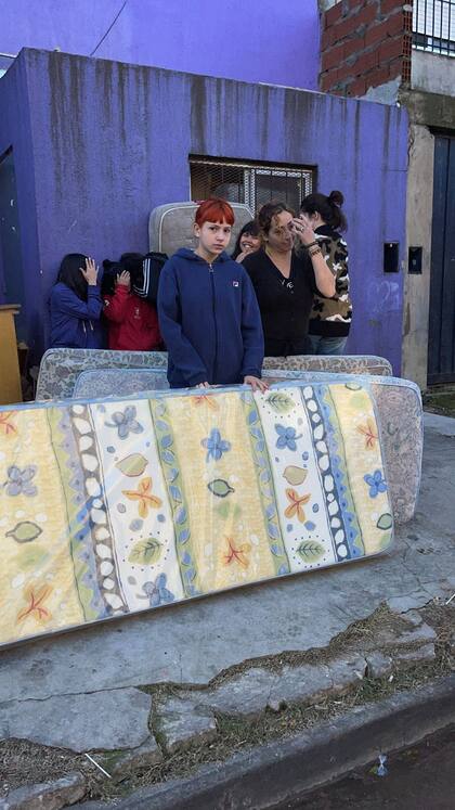 La asociación Manos de La Cava, del barrio con ese mismo nombre, organizó una colecta y este viernes empezó a distribuir las donaciones entre los daminificados