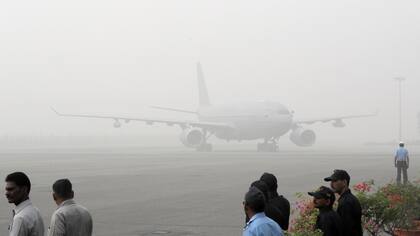 Una espesa neblina gris envolvió la capital de India la contaminación golpea niveles peligrosos. La Asociación Médica India dijo que Nueva Delhi estaba en medio de una "emergencia de salud pública"