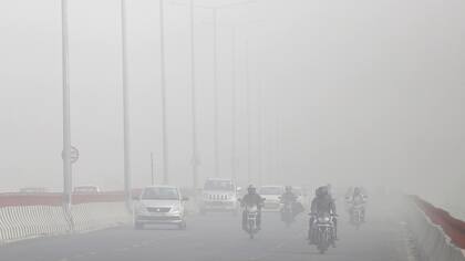 Una espesa neblina gris envolvió la capital de India la contaminación golpea niveles peligrosos. La Asociación Médica India dijo que Nueva Delhi estaba en medio de una "emergencia de salud pública"