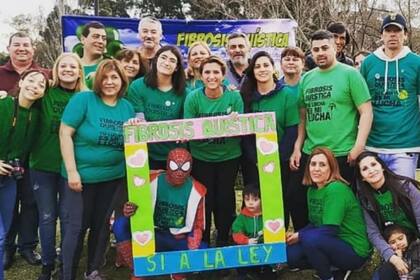 La asociación Tu lucha es mi lucha, en el Día Mundial de la Fibrosis Quística, en una campaña por el millón de firmas para apoyar la ley