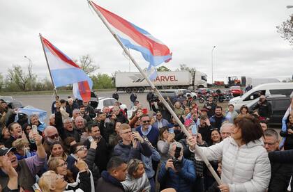 La aspirante presidencial saluda a los militantes durante una parada en Villa Paranacito, Entre Ríos