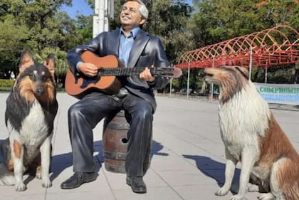 La estatua de Alberto Fernández y sus perros, del escultor Fernando Pugliese