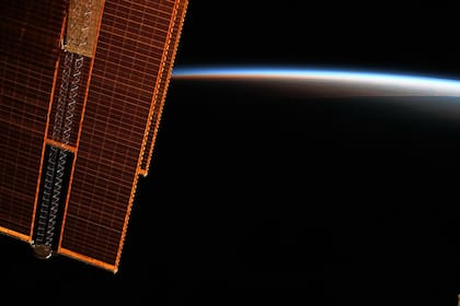 La astronauta Jessica Meir mostró una imagen del sol mientras se ponía detrás de uno de los paneles solares de la Estación Espacial Internacional