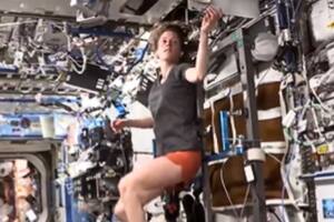 La astronauta no dudó en mostrar su rutina y las imágenes no tardaron en viralizarse (Foto: Captura de video)