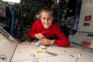 La astronauta Suni Williams (en la foto) y su colega Butch Wilmore están varados en la Estación Espacial Internacional