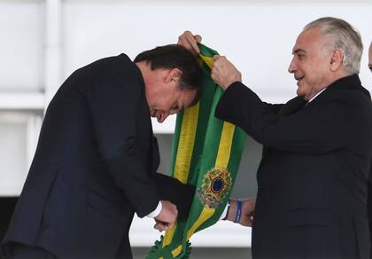 Michel temer le entrega la banda presidencial a Jair Bolsonaro 